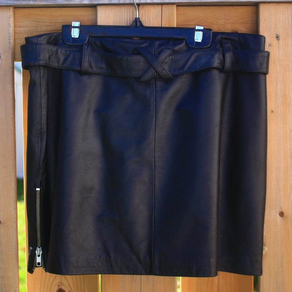 Danier Leather Skirt with Steel Zipper Details Women's Size 10
